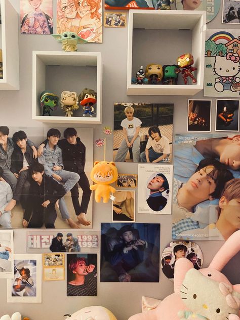 kpop room inspo Poster Wall Kpop, Kpop Poster Wall Ideas, Poster Wall Room, Poster Wall Ideas, K Pop Poster, Kpop Room, Pop Posters, Ideas Room, Kpop Posters