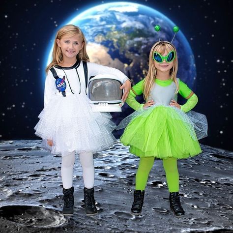 Outerspace Costume Ideas, Space Day At School Dress Up, Alien Costume Kids Diy, Girls Alien Costume Diy, Space Theme Dress Up, Alien Costume Ideas Diy, Diy Space Outfit, Outer Space Family Costume, Kids Alien Costume Diy