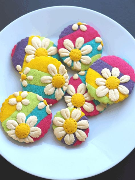 Unique Cookie Decorating Ideas, Daisy Cookies, Lampwork Flowers, Cookie Techniques, Rainbow Pinata, Rainbow Daisy, Asian Side Dishes, Youtube Ideas, Fondant Tools