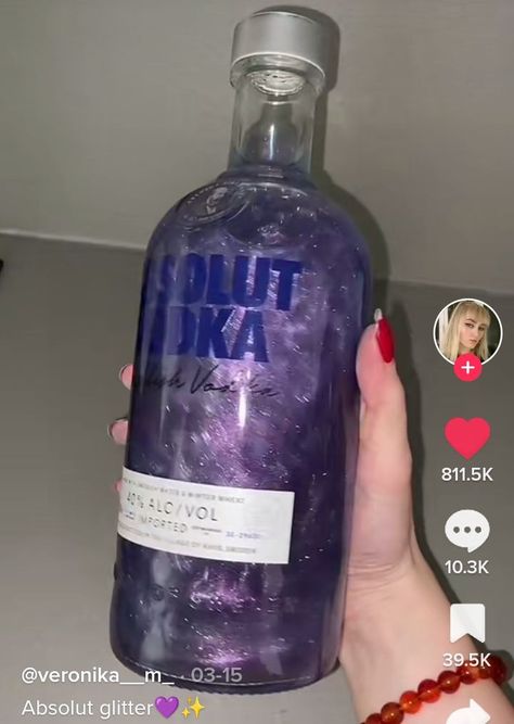 Vodka Com Glitter, 18th Birthday Drinks Alcohol Party Ideas, Euphoria Party Drinks, 18th Birthday Drinks, Body Shots Party, Glitter Vodka Bottle, Glitter Drinks Alcohol, Glitter Vodka, Glitter Alcohol