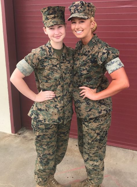 Us Marines Uniform, Women Marines, Marine Corps Uniforms, Marines Girl, Female Military, Military Woman, Billy Kid, Girls In Uniform, Army Girls