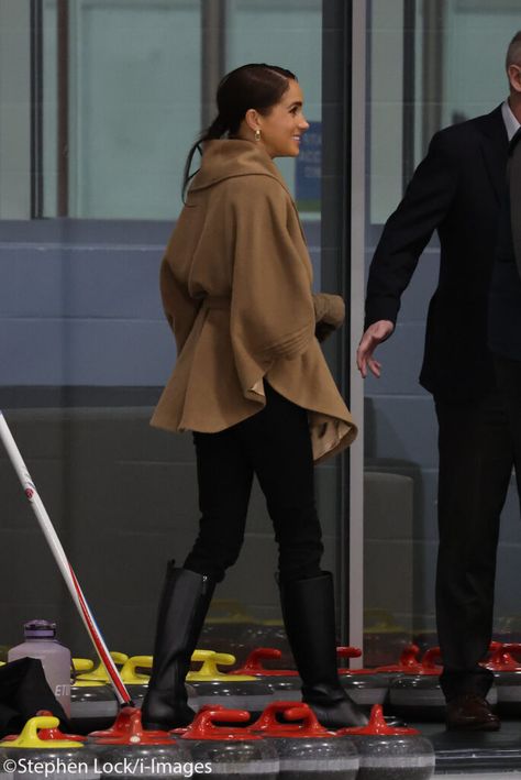 Meghan’s Chic Winter Style for Final Day of Invictus Games 2025 – Celebrating One Year to Go - What Meghan Wore Meghan Casual Style, Meghan Markle Style Casual Winter, Meghan Markle Style Coats, Meghan Markle Aesthetic, Meghan Markle Style Casual, Meghan Markle Trench Coat, Meghan Markle Coats & Jackets, Meghan Markle Hair, Meghan Style