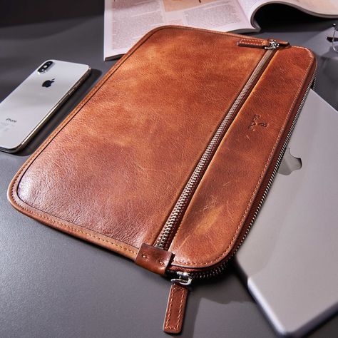 Full grain leather Sleeve for your tablet😀 Ipad Portfolio Case, Leather Ipad Sleeve, Ipad Pro 11 Case, Leather Macbook Case, Leather Laptop Case, Leather Ipad Case, Tooled Leather Bag, Leather Craft Projects, Leather Office