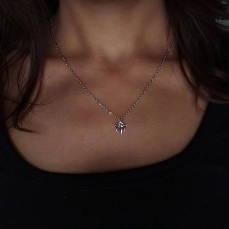 Silver necklace ✨ Dm to buy Necklace Aesthetic Silver, Silver Necklace Aesthetic, Faceless Girl, Necklaces Aesthetic, Necklace Aesthetic, Brunettes, Blue Bird, Silver Necklaces, Silver Necklace