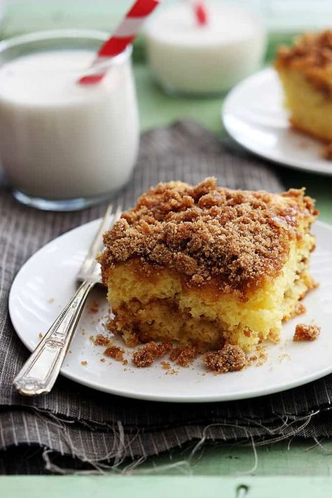 Cake Mix With Sour Cream, Cake Mix Coffee Cake, Breakfast Coffee Cake, Coffee Cake Recipes Easy, Cake Mix Desserts, Cakes To Make, Coconut Dessert, Sour Cream Coffee Cake, White Cake Recipe