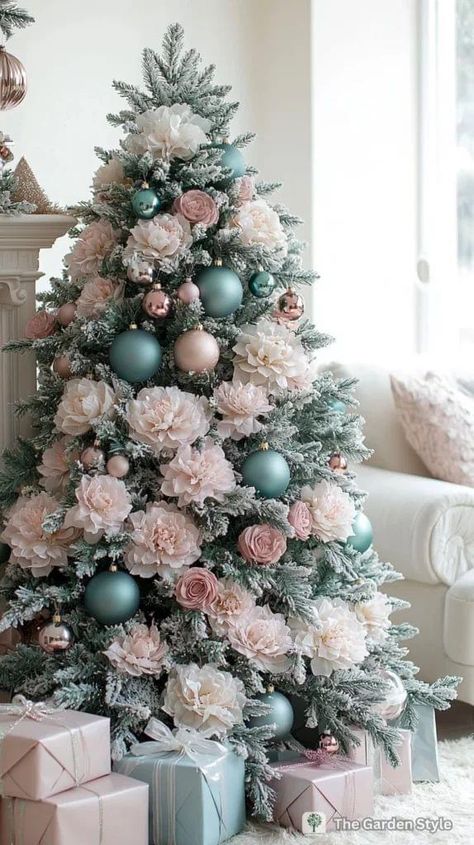 White Flocked Christmas Tree, Christmas Trees Decorated, Christmas Tree Inspo, Slim Christmas Tree, Flocked Christmas Tree, Christmas Tree Decorating Ideas, Tree Decorating Ideas, Flocked Christmas Trees Decorated, Holiday Tree Decorations