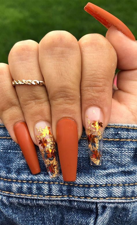 Clear nails & burnt orange We have a fabulous autumn nails in coffin shape. The nails features burnt orange and clear nails with gold... Finger Design, Halloween Acrylic Nails, Cute Halloween Nails, Polish Art, Fall Acrylic Nails, Coffin Shape Nails, Thanksgiving Nails, Design Nails, Ballerina Nails