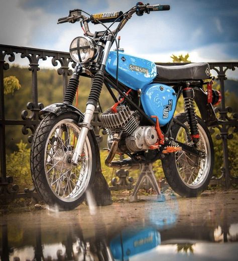 Simson Moped, Gas Powered Bicycle, Powered Bicycle, Mopeds, Car Mods, Mini Cars, Aesthetic Design, Custom Bikes, Cafe Racer