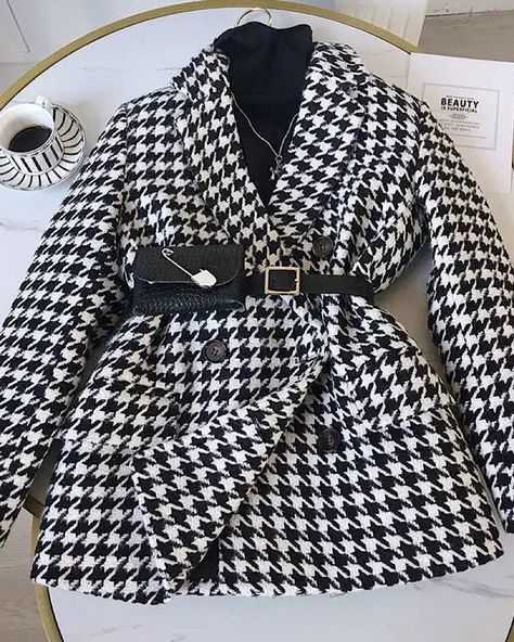 1,053 Me gusta, 6 comentarios - BEY AZURA (@beyazura) en Instagram: "Houndstooth Long Sleeve Outerwear Belted Jacket." Plaid Jacket Women, Woolen Coat Woman, Boho Coat, Plaid Wool Coat, Houndstooth Coat, Elegant Coats, Coat Women Fashion, Mode Abaya, Tailored Coat