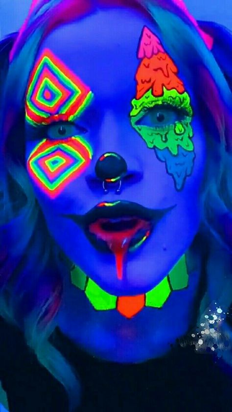 Haunted House Makeup Ideas, Neon Clown Makeup, Neon Clown, Scare Actor, Black Light Makeup, Haunt Makeup, Haunted House Makeup, Neon Face Paint, Futuristic Makeup