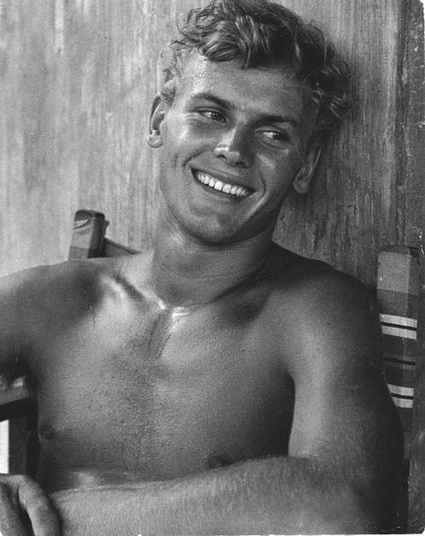 Tab Hunter, 1950s Hollywood, Anthony Perkins, Old Hollywood Stars, Actrices Hollywood, Hollywood Star, Pop Singers, Vintage Hollywood, Hollywood Stars