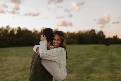 Same Height Couple Poses, Same Height Couple, Same Height Couples, Boyfriend Photoshoot, Relationship Photoshoot, Fall Couple, Fall Engagement Pictures, Cute Engagement Photos, Photographer Instagram