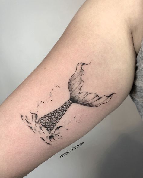 @pritrevisan_tattoo Siren Tail Tattoo, Mermaid Tail Tattoo Designs, Mermaid Tail Tattoo, Siren Tail, Tail Tattoo, Dark Mermaid, Mermaid Stuff, Sea Tattoo, Mermaid Painting