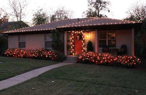 12 Festive Outdoor Christmas Lights Displays for Your Yard Outdoor Christmas Light Displays, Exterior Christmas Lights, Outdoor Christmas Decorations Yard, Christmas Lights Outside, Diy Outdoor Lighting, Diy Christmas Lights, Christmas House Lights, Christmas Light Displays, Yard Lights