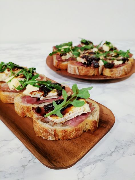 Brie And Fig Crostini, Brie Fig And Prosciutto Crostini, Bruschetta With Prosciutto, Mellow Mushroom Bruschetta Recipe, Fig Bruschetta, Brie Bruschetta, Prosciutto Bruschetta, Brie And Prosciutto, Fig Brie