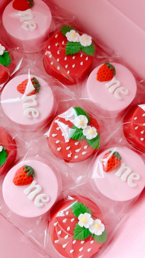 Strawberry Theme Rice Krispie Treats, Strawberry Chocolate Covered Ideas, Strawberry Cakesicles, Strawberry Theme Treats, Chocolate Covered Treats Ideas, Treat Making, Berry Birthday, Sweet Baby Shower Ideas, Chocolate Covered Desserts