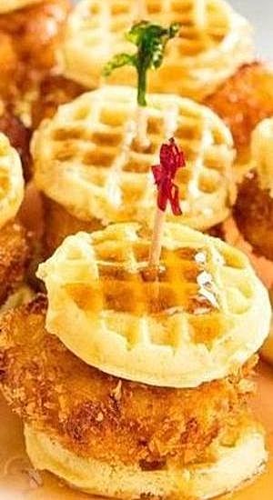 Chicken And Waffle Bites, Chicken And Waffle Sliders, Homemade Sliders, Waffle Bites, Super Bowl Food Easy, Waffle Sliders, Chicken Waffles, Bowl Party Food, Fried Turkey