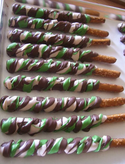 I was asked to make a "Duck Dynasty" Camo Theme Pretzel Rods for a Birthday Party.  This is what they looked like! Enjoy! Baby Shower Themes For Boys, Chocolate Pretzel Rods, Hunting Birthday Party, Camo Birthday Party, Camouflage Party, Army Birthday Parties, Paintball Party, Baby Shower Camo, Camo Party