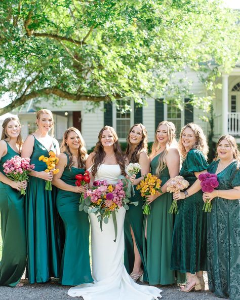 A moment for the monotype 💐 Have you seen this trend? The Monotype Bridal Bouquet Each of these bridesmaids bouquets are made up of a single variety of a particular flower from Meghan’s bridal bouquet. If you’re looking to add a unique element to your bridal party, this is such a fun way to do it! The single bundles of flowers held by your best girls make way for a dramatic bridal bouquet— a gorgeous blending of all the colors and textures from your bridesmaid’s flowers really turns into ... Bundles Of Flowers, Bride And Bridesmaid Bouquets, August Wedding Colors, Flower Types, Different Types Of Flowers, Bridesmaids Bouquets, One Flower, Bridesmaid Bouquets, August Wedding