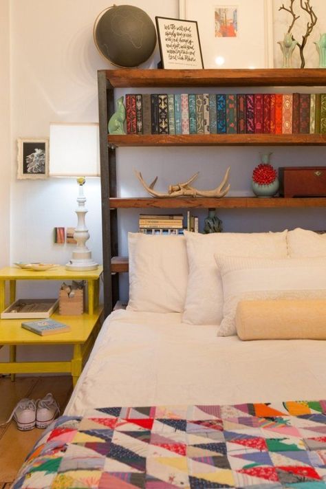 Place a bookshelf behind a bed instead of a headboard Creative Headboard, Headboard Projects, Bookshelf Bed, Bookshelf Headboard, Bookshelves In Bedroom, Headboard With Shelves, Bookcase Diy, Bookcase Headboard, Diy Headboards