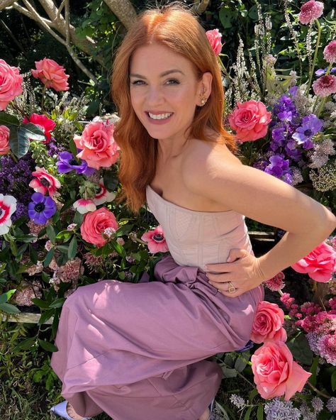 Isla Fisher Style, Fisher Aesthetic, Kibbe Romantic, Celebrity Fashion Looks, Isla Fisher, White Strapless Dress, Celebrity Look Alike, Celebrity Trends, Vanity Fair Oscar Party