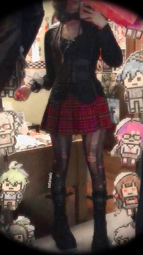 Skirt Goth Outfit, Tartan Skirt Outfit, Alt Style Outfit, Goth Metalhead, Goth Outfit Inspo, Ripped Tights, Flannel Skirt, Plaid Skirt Outfit, Plus Size Cute