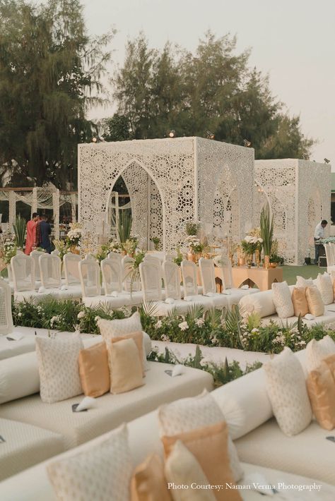 White Wedding Mandap, Indian Wedding Decoration Ideas, Wedding Decorations Indian, Wedding Decor Indian, Decor Indian Wedding, Indian Wedding Venue, Indian Wedding Decorations Receptions, Nikah Decor, Indian Wedding Decor