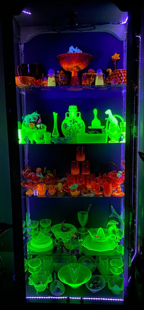 Uranium Glass Display Ideas, Uranium Glass Display Cabinet, Uranium Aesthetic, Uranium Glass Display, Americana Core, Uranium Glass Vintage, Glassware Display, Antique Knowledge, Antique Glass Bottles