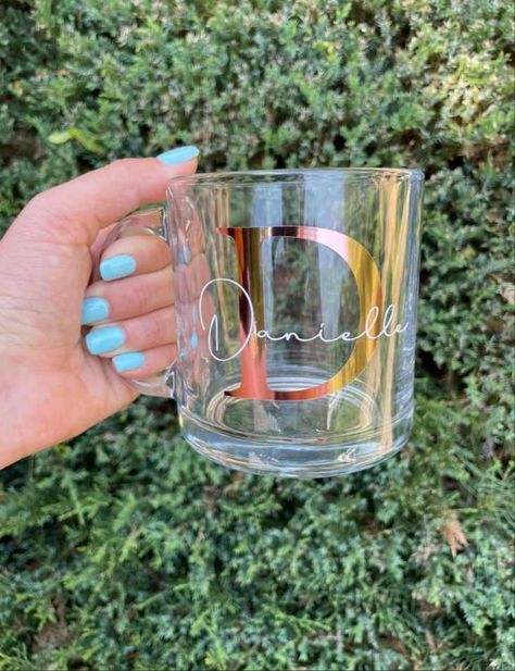 Personalized Clear Mug, Custom Mugs Vinyl, Glass Mugs With Vinyl Cricut, Cricut Gifts For Friends, Cups With Names, Mugs With Names, Cute Personalized Gifts, Mug Packaging, Personalized Tea Cups