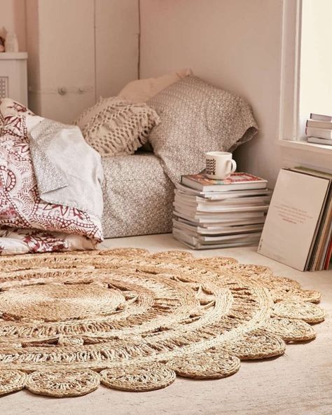 19 Creative Ways To Transform Your Bed Round Boho Rug, Jute Rug Bedroom, Rug Bedroom Ideas, Boho Carpet, Interior Boho, Jute Round Rug, Boho Space, Uo Home, Ideas Hogar