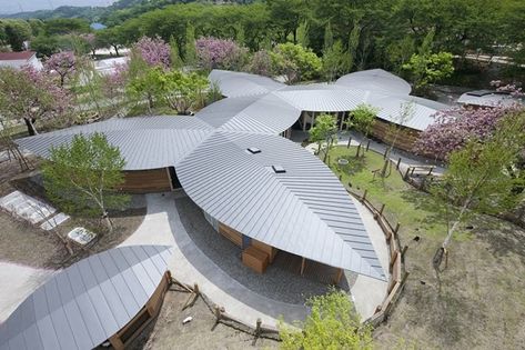 The "forest café" locates in a dude ranch on the same site of The Hara Museum Ark, which is a famous modern art museum in Japan. The space is... Leaf Roof Design, Leaf Architecture, Famous Modern Art, Biomimicry Architecture, Forest Cafe, Modern Art Museum, Pavilion Architecture, Architecture Design Sketch, Roof Architecture