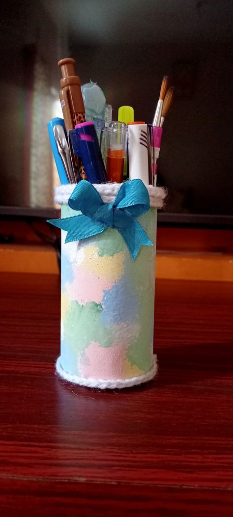 Tin can to cute pen stand☺️...hope you guys will luv this idea!!!...💫♥️ Pencil Stand Painting Ideas, Diy Pen Stand Aesthetic, Pen Stand Painting Ideas, Pencil Stand Diy, Cute Pen Stand, Pen Stand Craft, Pen Stand Diy, Pen Holder Diy, Pencil Stand