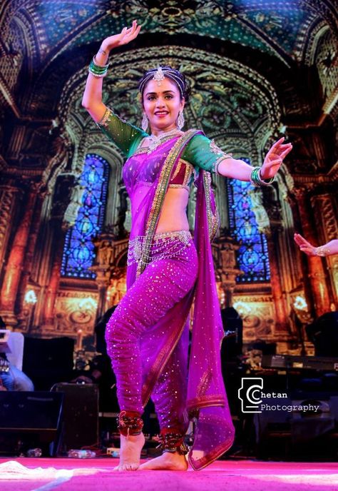 Lavni Saree Look, Lavni Dance Photography, Lavni Saree, Lavni Dance, Actress Roja, Amruta Khanvilkar, Bride Fashion Illustration, Kashta Saree, Nauvari Saree