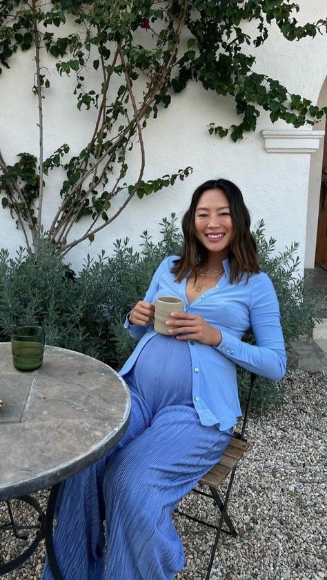 Fall Maternity Outfits 3rd Trimester, Blue Maternity Outfits, Soft Classic Maternity, Chic Fall Pregnancy Outfits, Soft Feminine Outfits Modest, Chic Maternity Outfits Summer, Pregnant Street Style Summer, Pregnant Celebrities Fashion, Modest Pregnancy Outfits