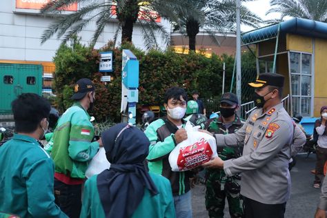 BBM Naik Polres Metro Tangerang Kota Bagikan Sembako Untuk Kedua kalinya pasca penyesuaian harga BBM membantu masyarakat terdampak, Polres Metro Tangerang Kota kembali melakukan penyaluran Bansos dalam rangka “Bhakti Sosial Polri kepada Masyarakat” berupa 400 Kantong Beras ukuran 10 Kilogram. Sebelumnya pada Rabu, (7/9) jajaran kepolisian Kota Tangerang ini menyebar 150 paket sembako bagi supir angkot, Ojol, tukang becak dan masyarakat yang membutuhkan. Semalam Kamis (8/9/2022), dipimpin W Bbm Naik, Kota Tangerang, Tangerang, Marvel Movies, Marvel Films