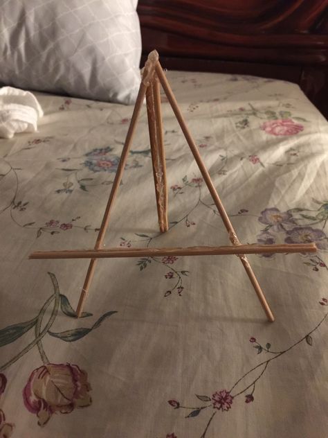 DIY photo standee or mini easel stand made of bbq sticks Diy Canvas Stand Mini, Diy Mini Canvas Stand, Diy Canvas Stand, Canvas Stand Diy, Diy Easel Stand For Painting, Easel Stand Diy, Rainbow Friends Birthday, Canvas Stand, Car Theme Birthday