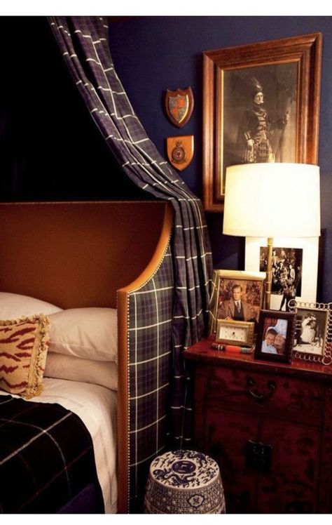 Masculine Interior, Design Del Prodotto, Beautiful Bedrooms, Tartan Plaid, Guest Bedroom, 인테리어 디자인, Wood Design, Home Interior, Home Bedroom