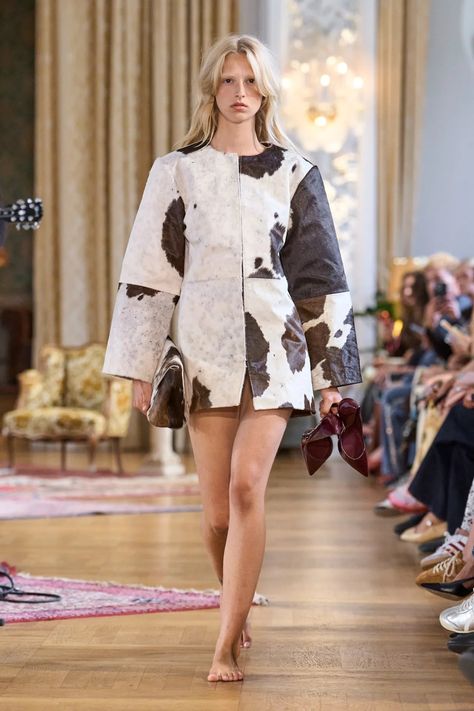 4 Chic Ways to Wear Cow Print in 2024 | Who What Wear Cow Print Fashion, Ladylike Dress, Cool Coats, Fur Leather Jacket, Runway Trends, Print Trends, Shearling Coat, Print Jacket, Cow Print