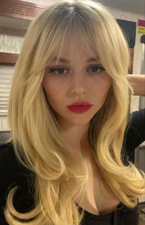 Emily Alyn Lind, Gothic Chic, Haircuts Straight Hair, Hair Inspo Color, Red Lipstick, Dream Hair, 가을 패션, Aesthetic Hair, Layered Hair