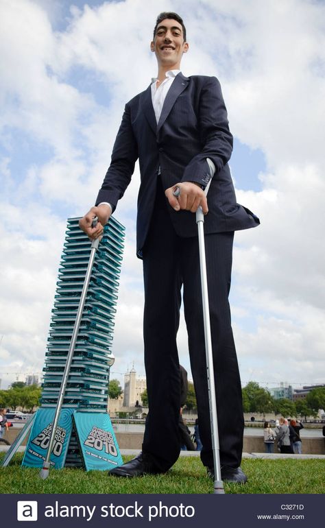 Sultan Kosen, the worlds tallest man at 8ft 1in (246.5cm) stands oppostie Tower Bridge Stock Photo Tallest Man, Tall Person, Ghost Pictures, Guinness World Records, World Records, Tall Guys, Tower Bridge, Photo Image, Bridge