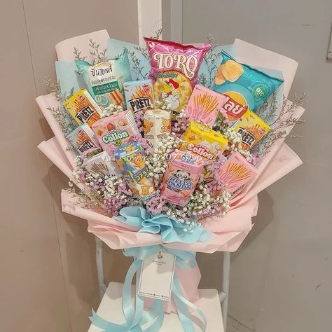 Food Boquets Ideas, Bouquet Food Gift Ideas, How To Make A Snack Bouquet, Food Boquets, Food Bouquet Ideas, Snack Bouquet Ideas, Money Buket, Bucket Gift Ideas, Bucket Simple