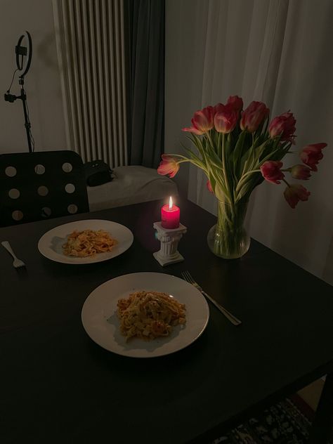 dinner with flowers, aesthetic dinner at home, home made meal, improvisation, candle light dinner, aesthetic flowers, home made pasta Candle Light Dinner At Home Romantic, Simple Candle Light Dinner At Home, Candle Dinner Aesthetic, Candle Light Dinner Aesthetic, Candle Light Dinner At Home, Home Aesthetic Dark, Candle Light Dinner Ideas, Valentine Day Aesthetic, Home Made Pasta