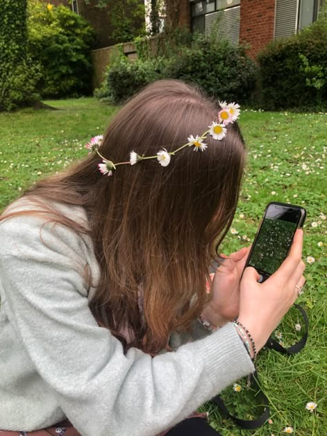 flower crown Flowers Crown Aesthetic, Daisy Crown Aesthetic, Flower Crown Pictures, Flower Crown Aesthetic, Library Aesthetics, Daisy Crown, Crown Pictures, Female Clothes Outfits, Cute Photo Poses