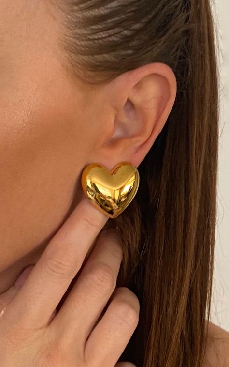 Make a statement with our bold gold heart earrings! these trendy earrings are perfect for any occasion, from date night to your best friend's wedding. Inspired by the latest catwalk styles, they are sure to add a touch of glam to your look. Don't miss out on this must-have accessory!    comes beautifully presented in a nicholls jewellery gift box. - stainless steel with pvd gold plating    - hypoallergenic, tarnish free and waterproof. Summer, Winter, Date night in, Evergreen, Party, Going Out, Tattoo Jewelry, Styling Jewelry, Accessories Necklaces, Jewelry Styling, Gold Heart Earring, Organizer Jewelry, Ideas Jewelry, Jewelry Aesthetic, Aesthetic Jewelry