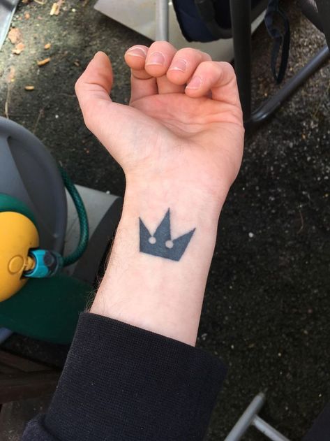 Keyblade Tattoo, Kingdom Hearts Crown, Kingdom Hearts Logo, Kingdom Hearts Tattoo, Emo Tattoos, Hearts Tattoo, Crown Tattoo Design, C Tattoo, Spooky Tattoos