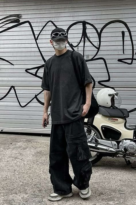 Baggy Street Wear Men, Boys Streetwear Aesthetic, Black Cargo Pants Outfit Street Style, Aesthetic Baggy Outfit, Japan Style Outfits, Cargo Pants Outfit Street Style, Black Cargo Pants Outfit, Outfit Cowo, Aesthetic Guy Outfits