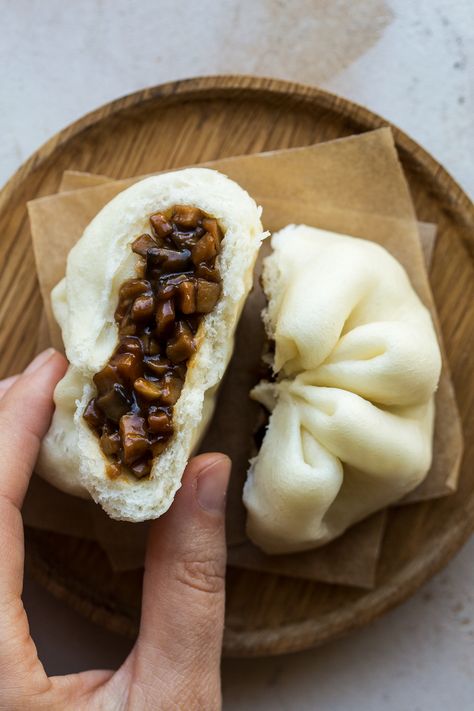 Vegan char siu bao is a meatless take on the famous Chinese sticky pork buns. They are fluffy with a sticky sweet-savoury centre and not difficult to make either. Char Siu Bao, Siu Bao, Resep Vegan, Pork Bun, Lazy Cat Kitchen, Sticky Pork, Cat Kitchen, Mapo Tofu, Pork Buns