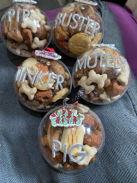 Fab presents for the doggies Sealed and decorated ready for you to gift Christmas Tree Treats, Diy Dog Gifts, Christmas Dog Treats, Dog Biscuit Recipes, Dog Christmas Gifts, Dog Biscuits, Christmas Puppy, Christmas Tree Baubles, Dog Holiday