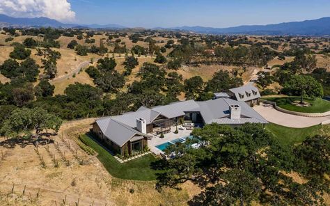 Breathtaking Santa Barbara country style home in Santa Ynez Valley Ranch Style Farmhouse, Brandon Architects, Grand House, California Beach House, Southern California Beaches, Santa Ynez Valley, California Ranch, Architecture Residential, Santa Ynez