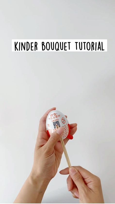 How To Make Kinder Joy Bouquet, Kinder Joy Bouquet Aesthetic, Kinder Joy Gift Ideas, Tutorial Buket Snack, Kinderjoy Bouquet, Chocolate Bouquet Diy Tutorials, Snack Bouquet Diy, Snack Bouquet Ideas, Snacks Bouquet